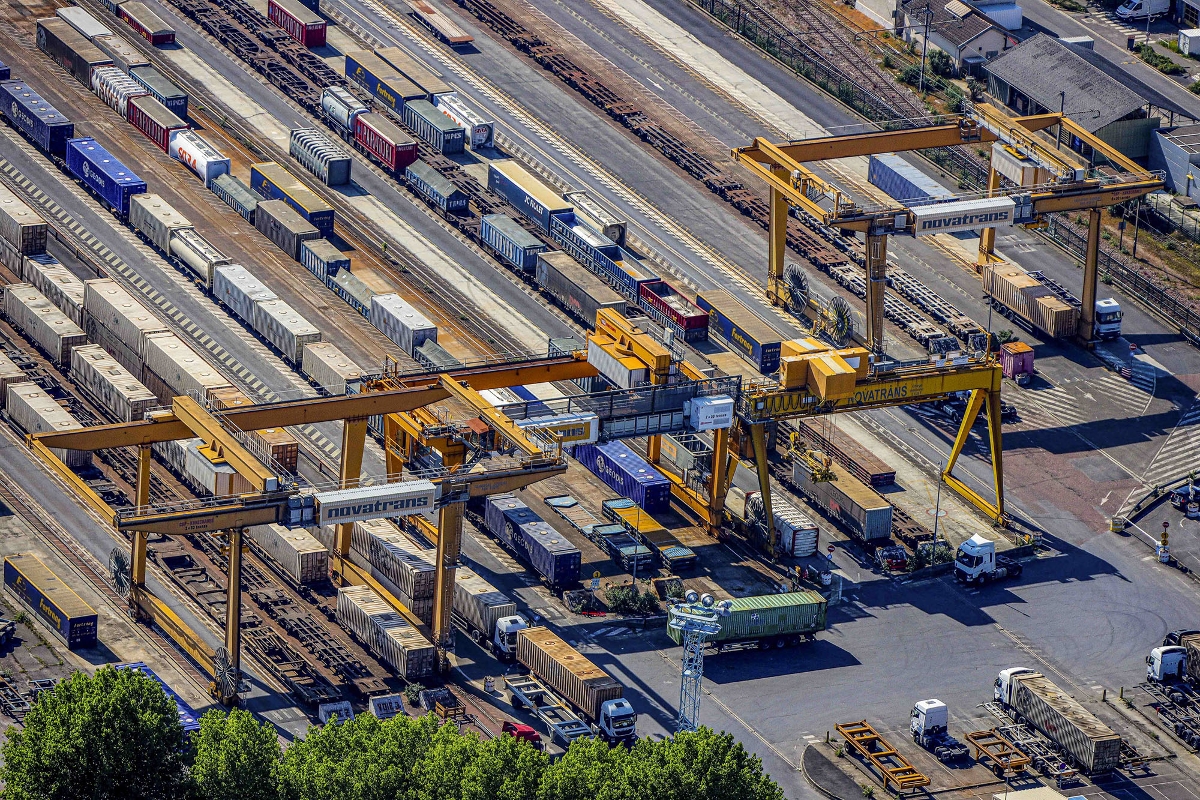 Ferroutage au terminal de Novatrans à la gare de triage de Noisy-le-Sec, en région parisienne.