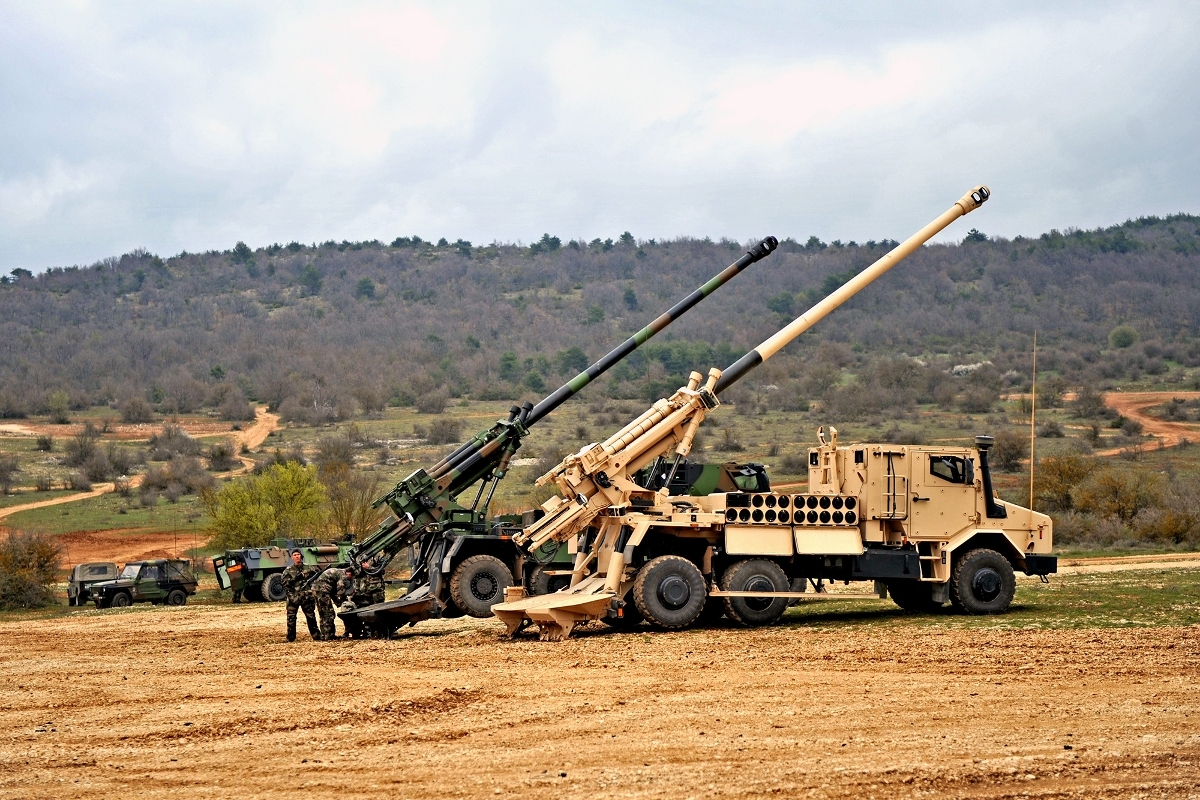 Le canon Caesar de Nexter dans sa version destinée à l'armée de terre, et sa version export (au premier plan).