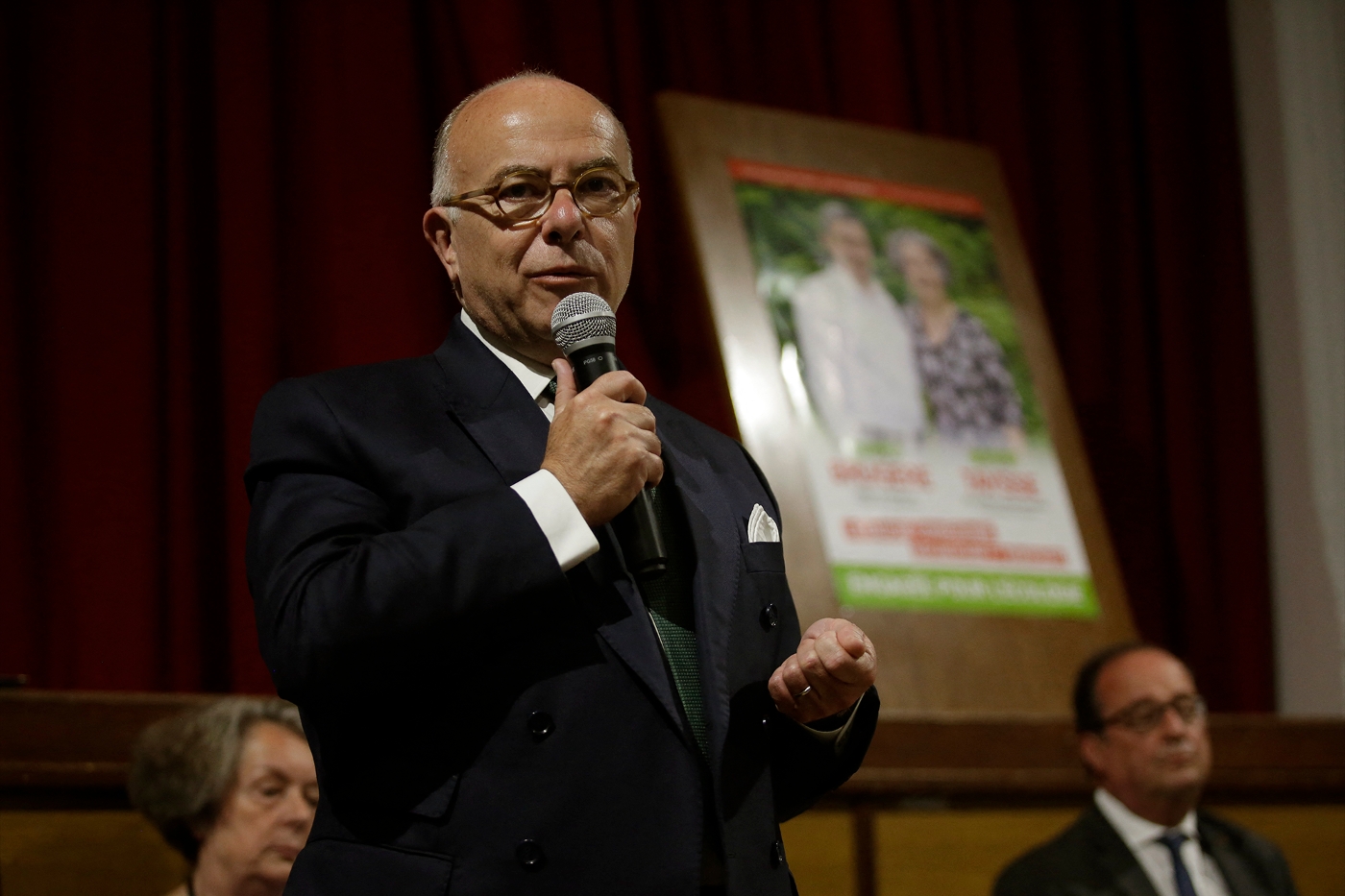 L'ex-premier ministre Bernard Cazeneuve lors d'une visite en Corrèze à l'occasion des élections législatives, le 30 mai 2022.