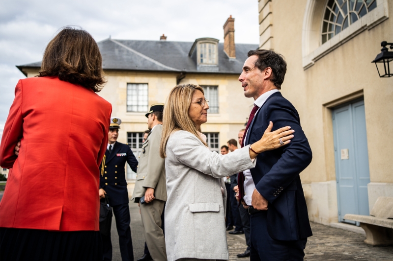 Jean Baptiste Djebbari, en compagnie de Patricia Miralles, secrétaire d'Etat auprès du ministre des armées, à l'occasion de la leçon inaugurale du séminaire de rentrée des auditeurs de l'IHEDN à l'Ecole militaire.