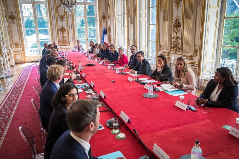 La première ministre Elisabeth Borne, au centre en rouge, entourée des ministres, préside une réunion deux jours après les élections législatives.