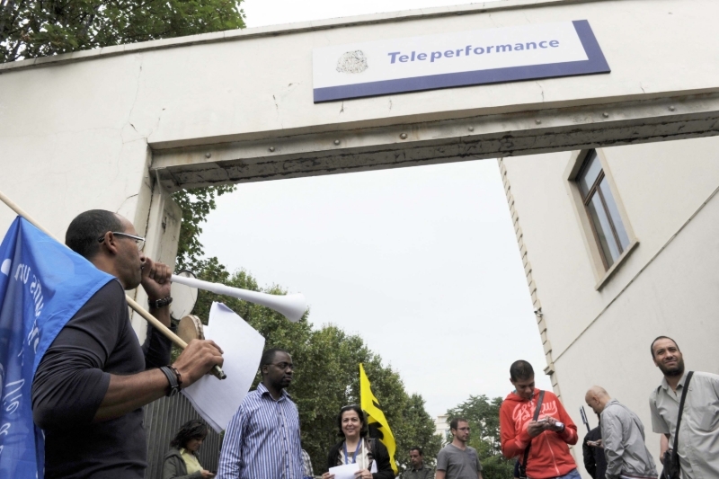 Des employés de l'entreprise Teleperformance, leader mondial des centres d'appel, en 2010 à Lyon.