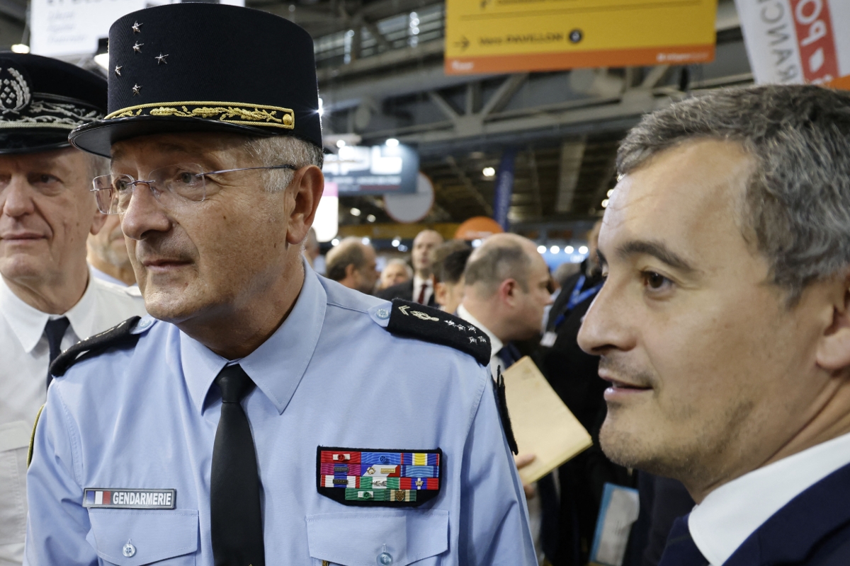 Plusieurs généraux sont déjà bien placés pour remplacer Christian Rodriguez (à gauche) à la tête de la Direction de la gendarmerie nationale en 2024. Ici avec le ministre de l'intérieur, Gérald Darmanin, le 23 novembre 2022.