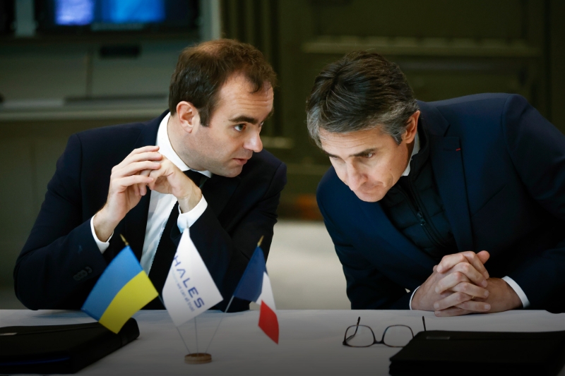 Le ministre des armées Sébastien Lecornu et le PDG de Thales, Patrice Caine, dans l'usine du groupe à Limours (Essonne), le 1er février.