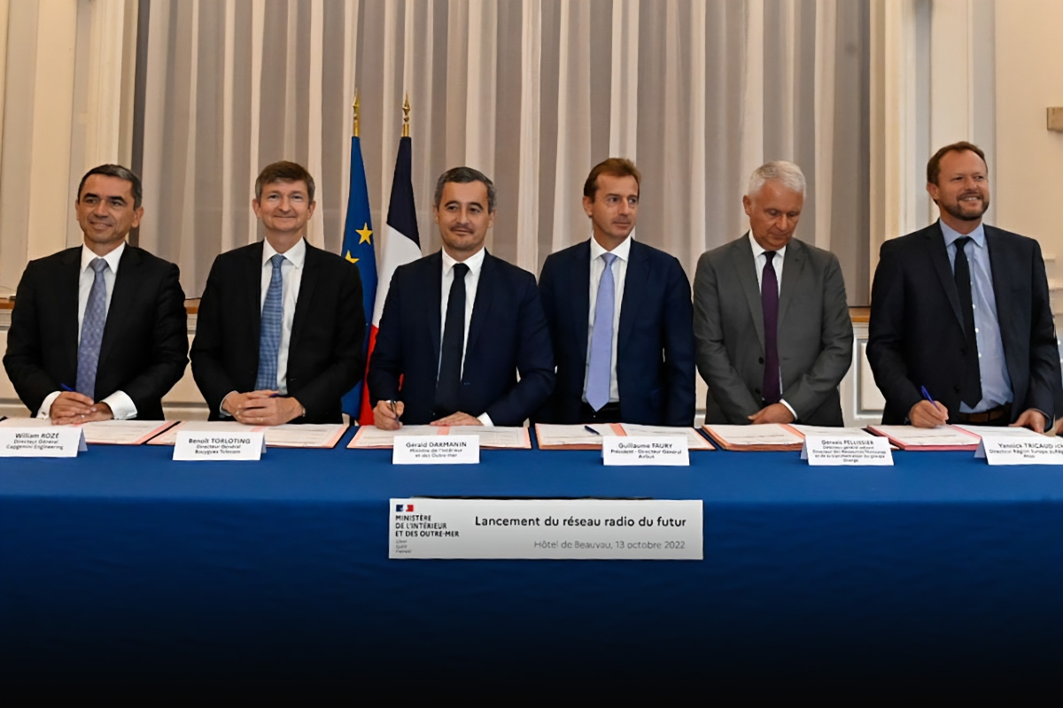 Gérald Darmanin et les principaux acteurs du consortium attributaire du méga-marché du réseau radio du futur, le 13 octobre 2022, au ministère de l'intérieur.