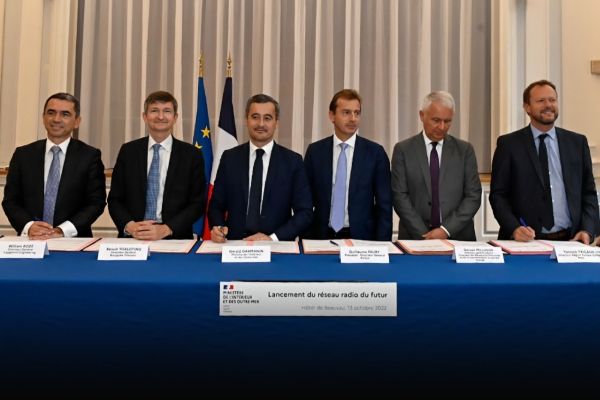 Gérald Darmanin et les principaux acteurs du consortium attributaire du méga-marché du réseau radio du futur, le 13 octobre 2022, au ministère de l'intérieur.