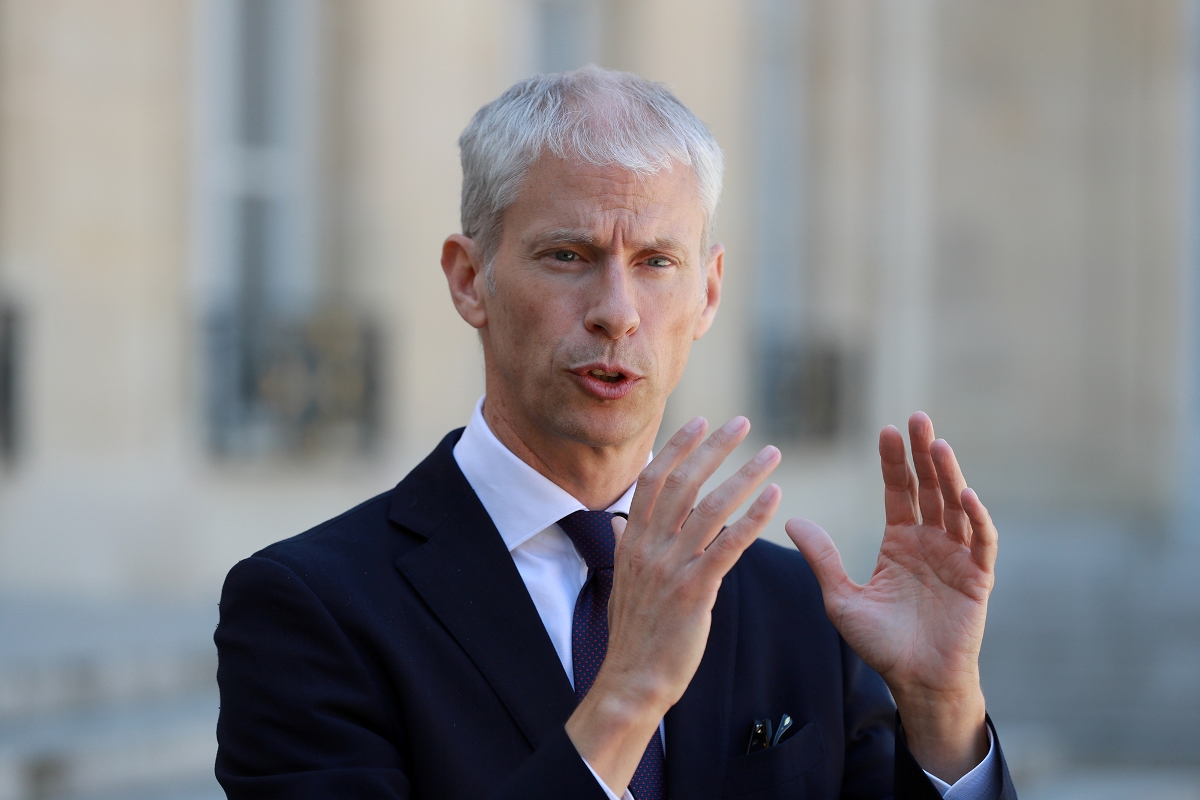 Franck Riester examine le projet présenté par l'inspecteur général des affaires culturelles Noël Corbin.