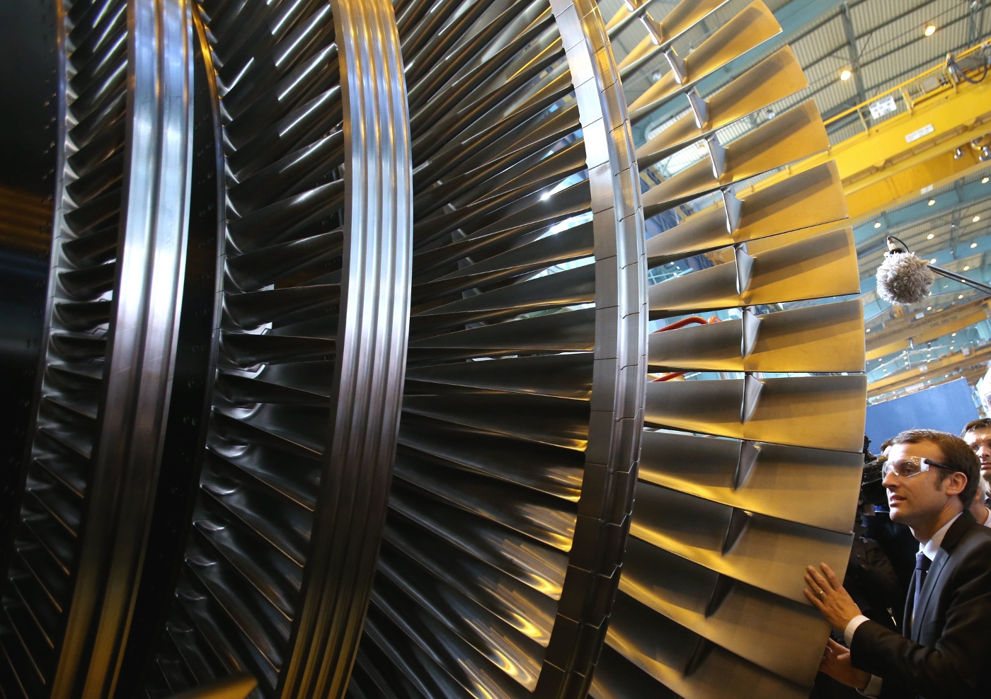 Emmanuel Macron face à une turbine Arabelle chez Alstom, en 2015.