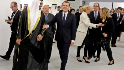 Le président du département de la culture et du tourisme d'Abou Dhabi, Mohamed al-Mubarak, et le président français Emmanuel Macron lors de l'inauguration du Louvre Abu Dhabi, en 2017.