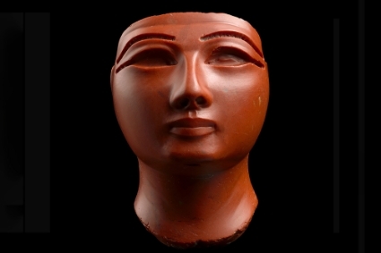 Sculpture égyptienne en jaspe rouge représentant la reine Hatchepsout ou le roi Thoutmôsis III issue de la collection Al-Thani.