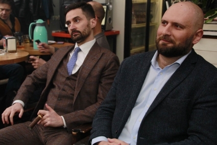 Le propriétaire d'Omerta, Charles d'Anjou (à droite), et son ami le conseiller financier Gérald Autier (à gauche), au Cigar Club de Moscou, en avril 2022.