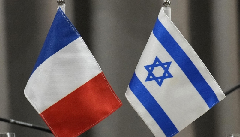 Les drapeaux français et israélien.