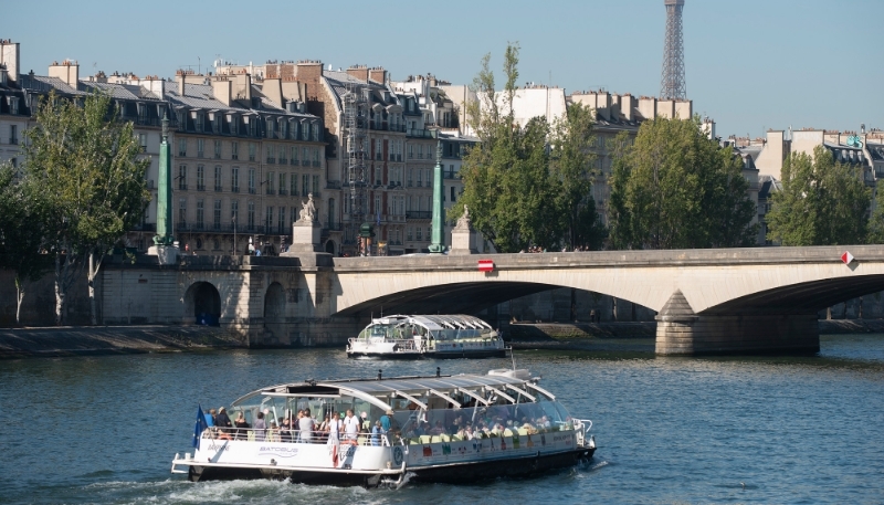 Des navettes fluviales, ici notamment Batobus, naviguant sur la Seine en juillet 2023.