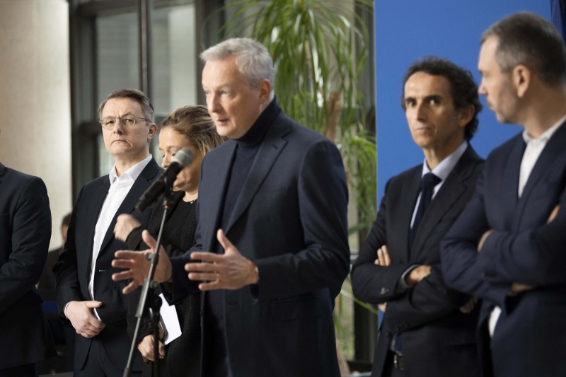 De g. à dr., Dominique Schelcher (Système U), les ministres Olivia Grégoire et Bruno Le Maire, Alexandre Bompard (Carrefour) et Thierry Cotillard (Intermarché), le 6 mars 2023 à Bercy.