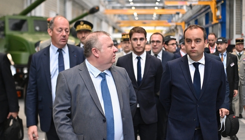 Sébastien Lecornu (à droite), au côté d'Emmanuel Chiva, en visite chez KDNS en octobre 2023.