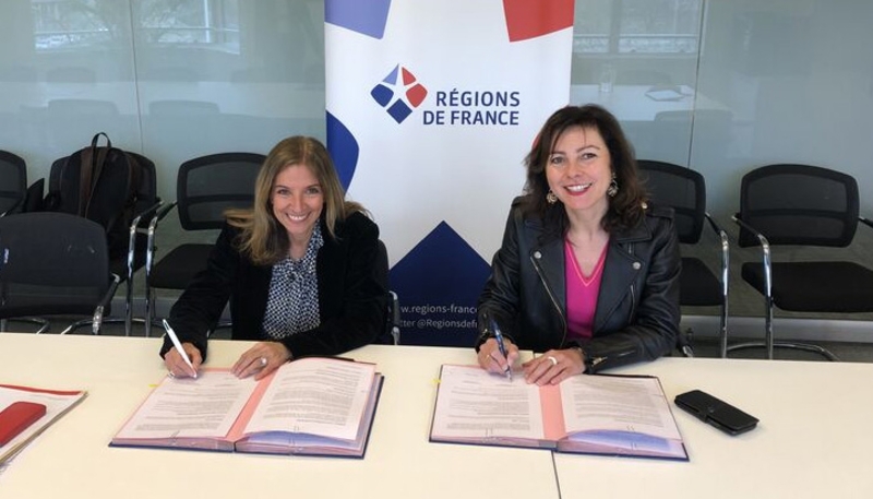 La directrice de la communication France de TotalEnergies, Isabelle Patrier (à gauche), et la présidente du conseil régional d'Occitanie, Carole Delga, signent une convention pour la croissance verte début 2023.