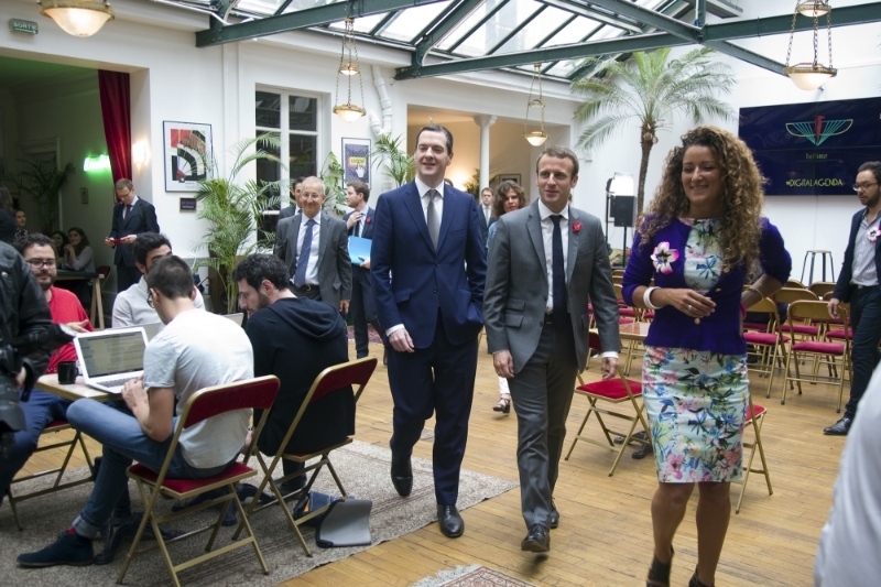 Alice Zagury, présidente de TheFamily, et Emmanuel Macron, alors ministre de l'économie et du numérique. lors d'une visite de l'incubateur en 2015.
