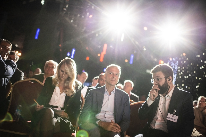 Au centre, Laurent Meeschaert aux côtés de Marion Maréchal et du directeur adjoint de la rédaction de L'Incorrect, Arthur de Watrigant, lors de la Convention de la droite, en 2019.