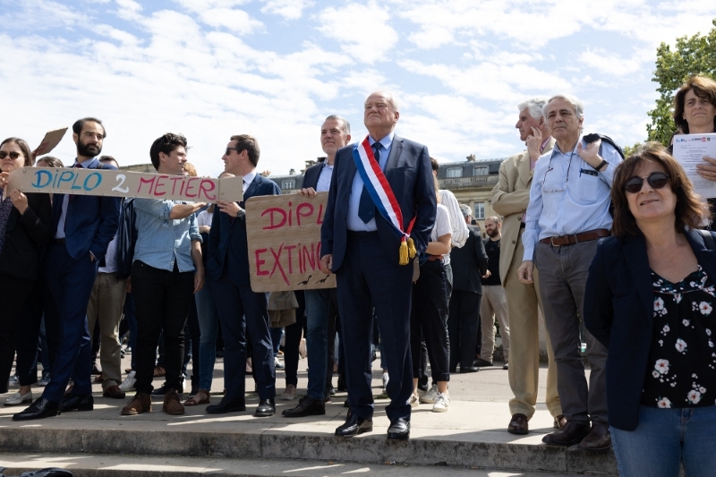 Le sénateur Christian Cambon en compagnie de diplomates grévistes près du Quai d'Orsay, le 2 juin 2022.