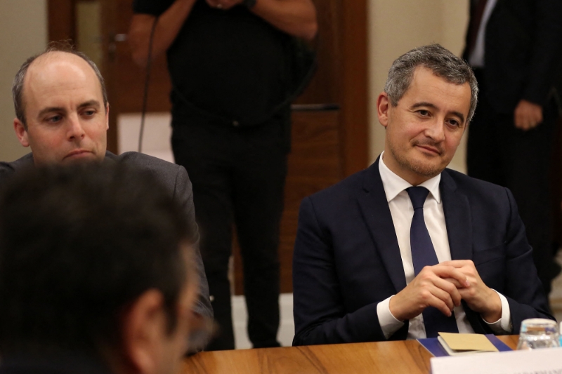 Le ministre de l'intérieur Gérald Darmanin, avec Alexandre Diebolt à sa droite, à Alger, le 9 octobre 2022.