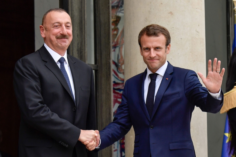Le président d'Azerbaïdjan, Ilham Aliyev, reçu par Emmanuel Macron au palais de l'Elysée, en juillet 2018.