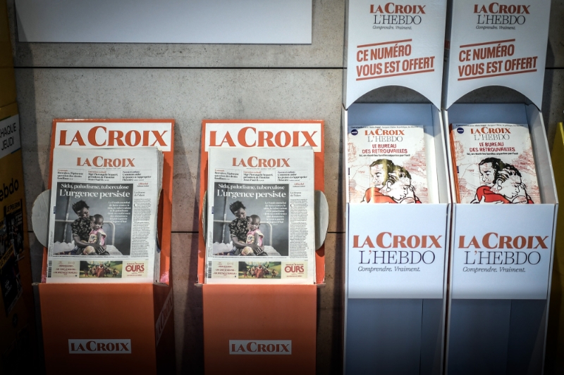 Des présentoirs du quotidien La Croix, au siège du journal, à Montrouge (Hauts-De-Seine), en octobre 2019.