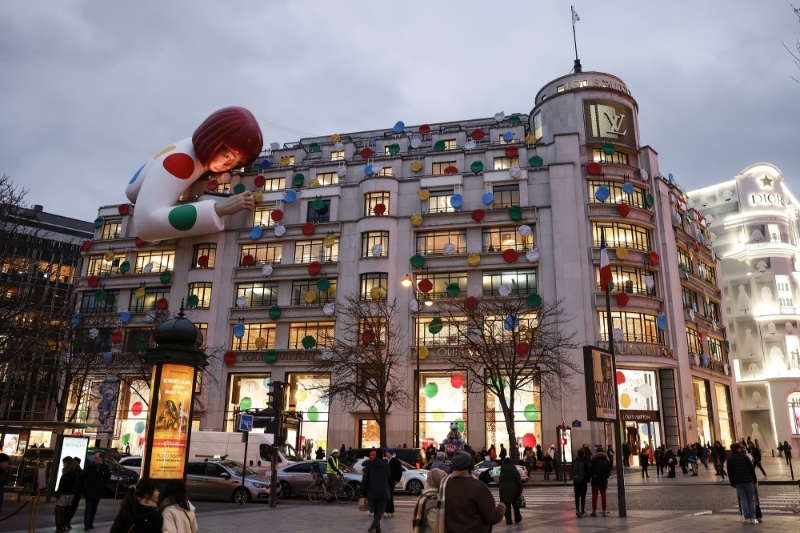 L'actuel bâtiment occupé par Louis Vuitton au 101, avenue des Champs-Elysées. Derrière à droite, au 103, l'ancien immeuble de la banque HSBC, actuellement en travaux.