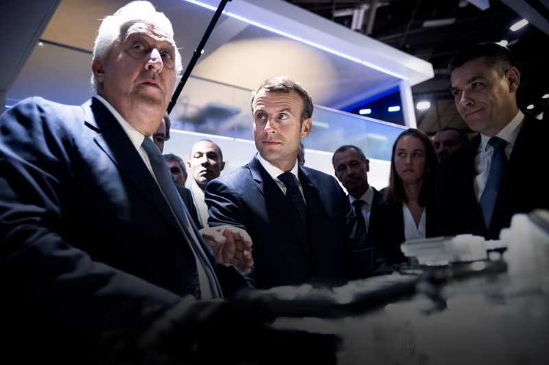 Le PDG de Plastic Omnium, Laurent Burelle, avec Emmanuel Macron, au Mondial de l'automobile de Paris, le 3 octobre 2018.