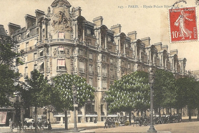 Le bâtiment construit en 1898 au 103 de l'avenue des Champs-Elysées, va redevenir un hôtel, siglé Louis Vuitton. Cette carte postale représentant l'Elysée palace hôtel date de 1909.