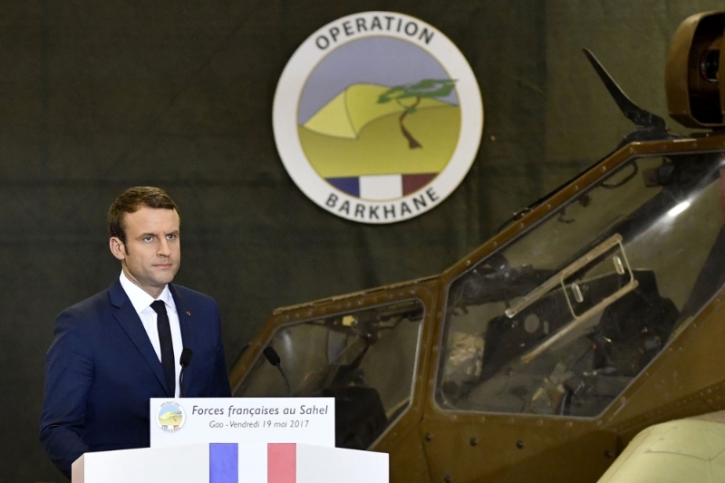Emmanuel Macron lors d'un déplacement au Mali auprès des troupes de l'opération Barkhane, en 2017.
