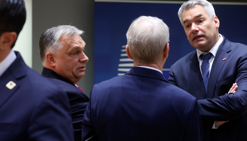 Viktor Orbán, en discussion avec le président chypriote, Nikos Christodoulides, et le chancelier autrichien, Karl Nehammer, le 14 décembre 2023, à Bruxelles.