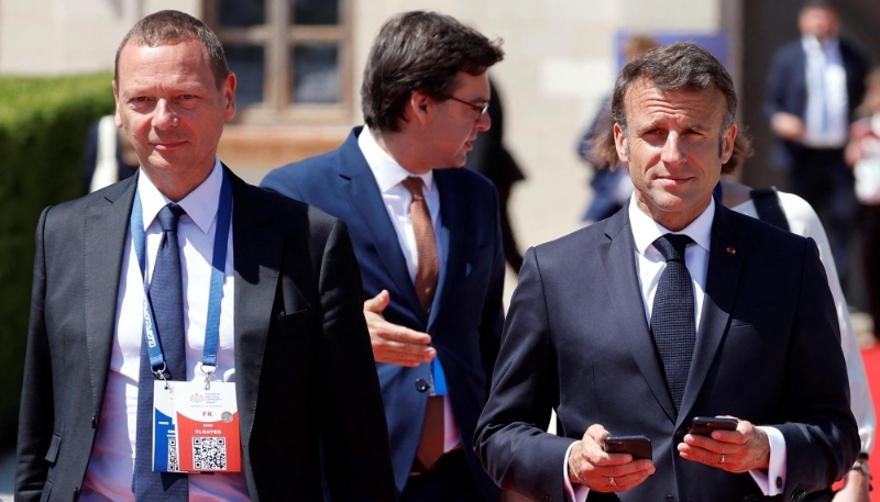 À gauche, Emmanuel Bonne, conseiller diplomatique d'Emmanuel Macron.