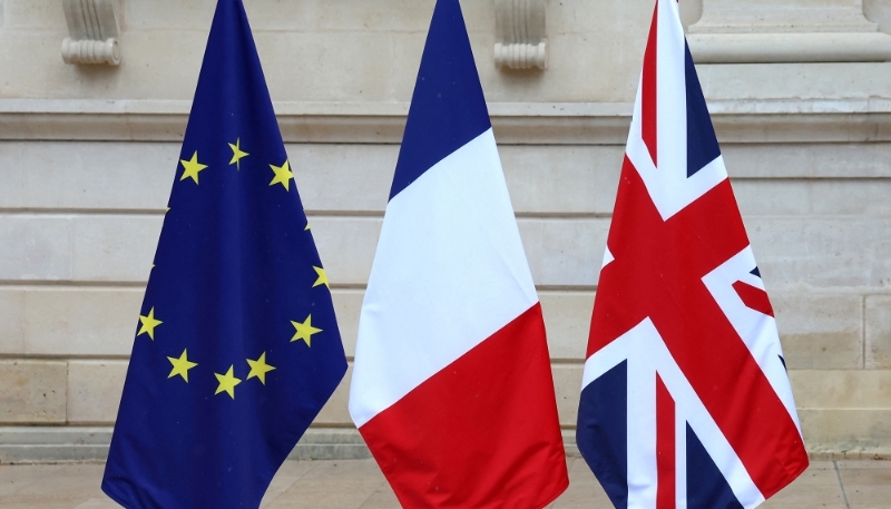 Les drapeaux européen, français et britannique.