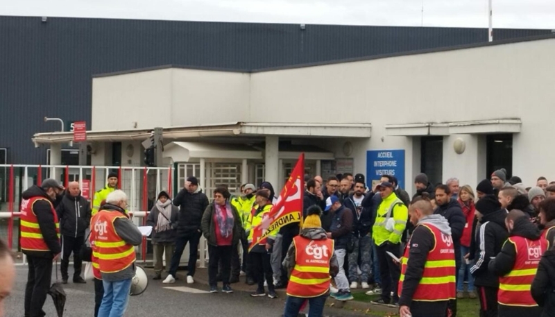 Des syndicalistes de la CGT devant l'entrepôt Easydis de Saint-Bonnet-les-Oules.