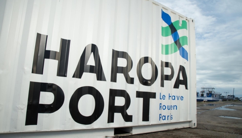 Un conteneur aux couleurs de Haropa Port.