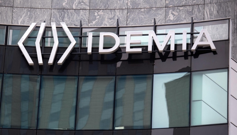 Le logo d'Idemia à La Défense.