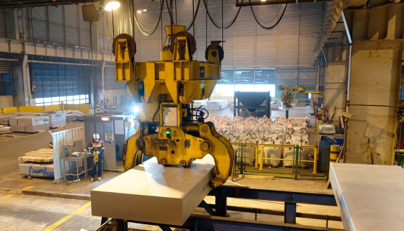 Un ouvrier manipulant un bloc d'aluminium, dans l'usine Aluminium Dunkerque, à Loon-Plage, en janvier 2022. 