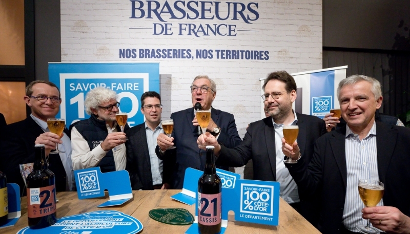 Le stand de Brasseurs de France, au Salon de l'agriculture 2024. Le lobby est présidé par Matthias Fekl (2e en partant de la droite).