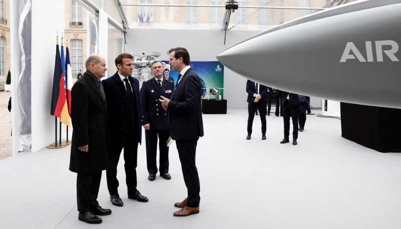 Bruno Fichefeux donnant des explications à Emmanuel Macron et Olaf Scholz, réunis à l'occasion d'un conseil des ministres conjoint présentant les projets industriels franco-allemands, le 22 janvier 2023.