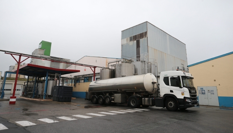 Un camion collecteur de lait dans une usine de Sodiaal, à Loudéac (Côtes-d'Armor).