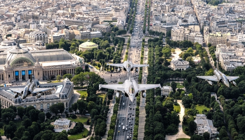Deux Rafale et deux Mirage survolent l'avenue des Champs-Élysées, passant au-dessus du rond-point Marcel Dassault, près du centre névralgique du groupe Dassault.