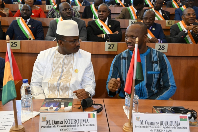 Dansa Kouroma (à gauche), président du Conseil de transition guinéen, lors d'une session de l'Assemblée nationale ivoirienne, le 3 avril 2023, à Abidjan.