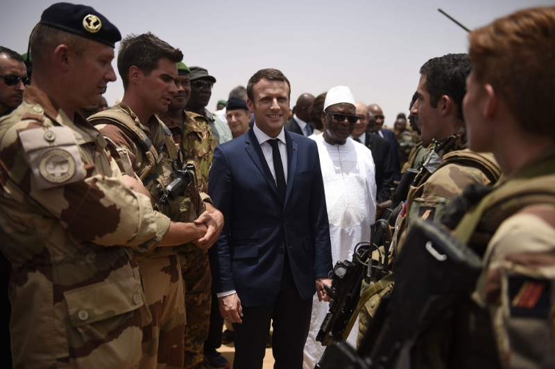 Le président français Emmanuel Macron et l'ancien président malien Ibrahim Boubacar Keïta rendent visite aux troupes de l'opération Barkhane au Mali, en mai 2017.