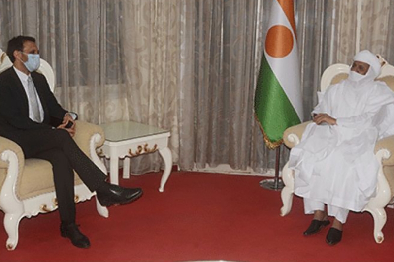 L'ambassadeur italien au Niger Marco Prencipe et le premier ministre nigérien Brigi Rafini le 19 juin 2020.