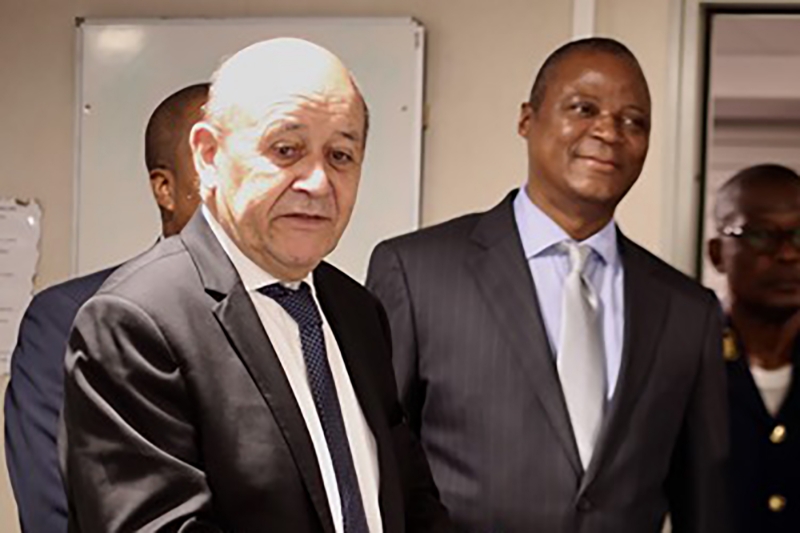 Le ministre français des affaires étrangères Jean-Yves Le Drian et le ministre de la défense mozambicain Jaime Neto en février 2020.