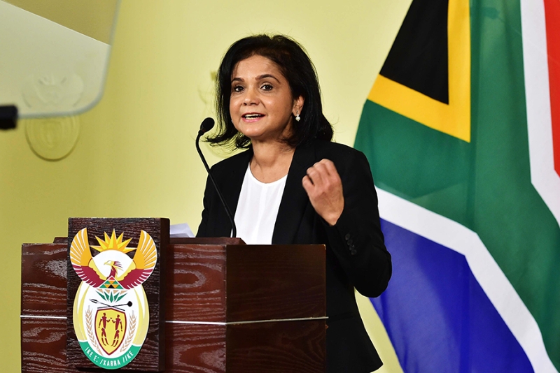 Shamila Batohi s'adressant aux médias après avoir été nommée directrice nationale des poursuites pénales à Pretoria (Afrique du Sud), le 4 décembre 2018.