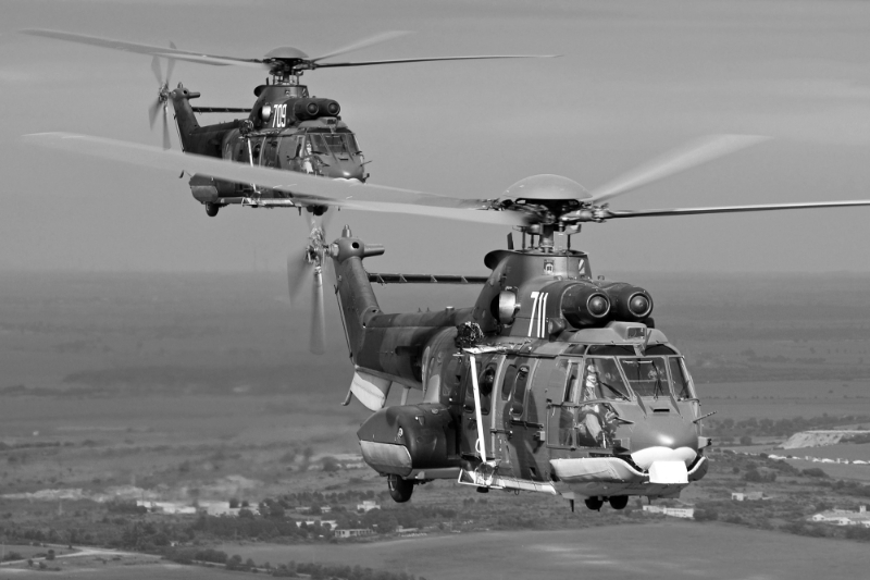 Hélicoptères AS-532 Cougar en vol au-dessus de la Bulgarie.