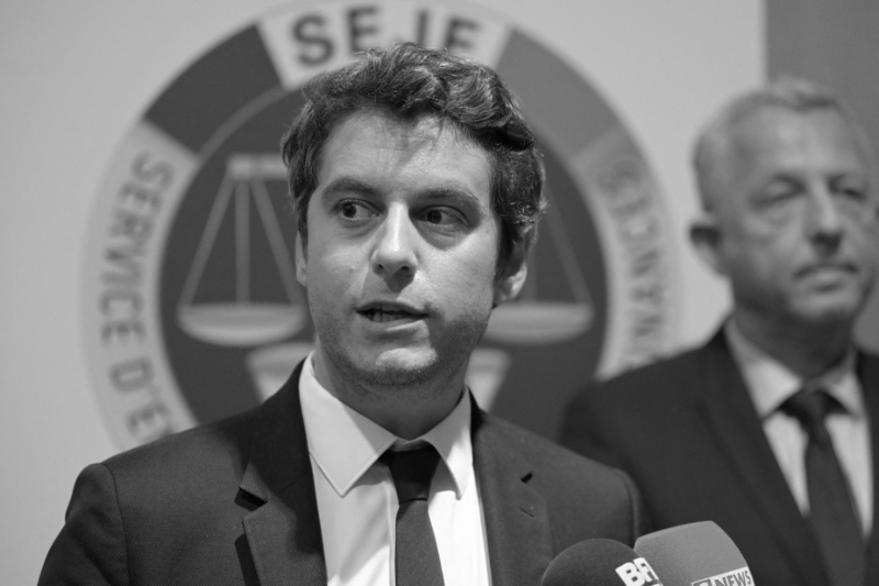 Le ministre des comptes publics, Gabriel Attal, lors d'une conférence de presse au sein du Service d'enquêtes judiciaires des finances (SEJF), le 9 mai 2023.