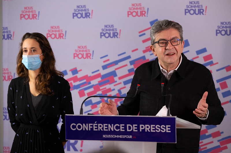 Clémence Guetté, la secrétaire générale du groupe LFI à l'Assemblée, en conférence de presse aux côtés de Jean-Luc Mélenchon.