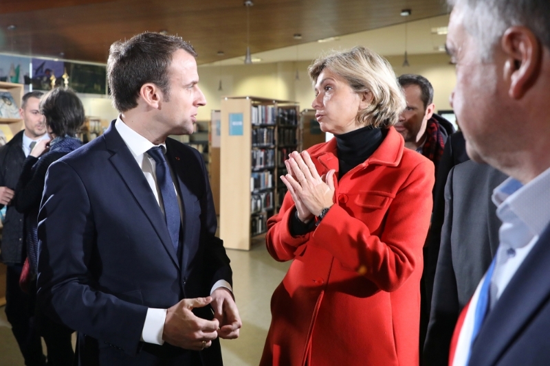 Valérie Pécresse, présidente de la région Ile-de-France, en compagnie du président Emmanuel Macron, lors d'un déplacement aux Mureaux en février 2018.
